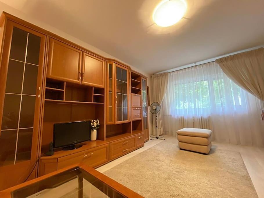 Lovely & Quiet 1-Bedroom Condo With Free Parking Βουκουρέστι Εξωτερικό φωτογραφία