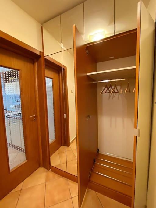 Lovely & Quiet 1-Bedroom Condo With Free Parking Βουκουρέστι Εξωτερικό φωτογραφία